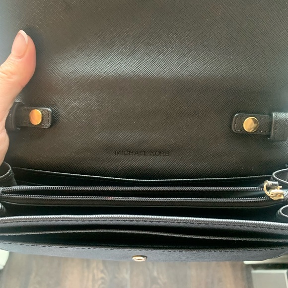 Michael Kors Saffiano Leather 2-in-1 Convertible Wallet Crossbody Bag. - Picture 3 of 8